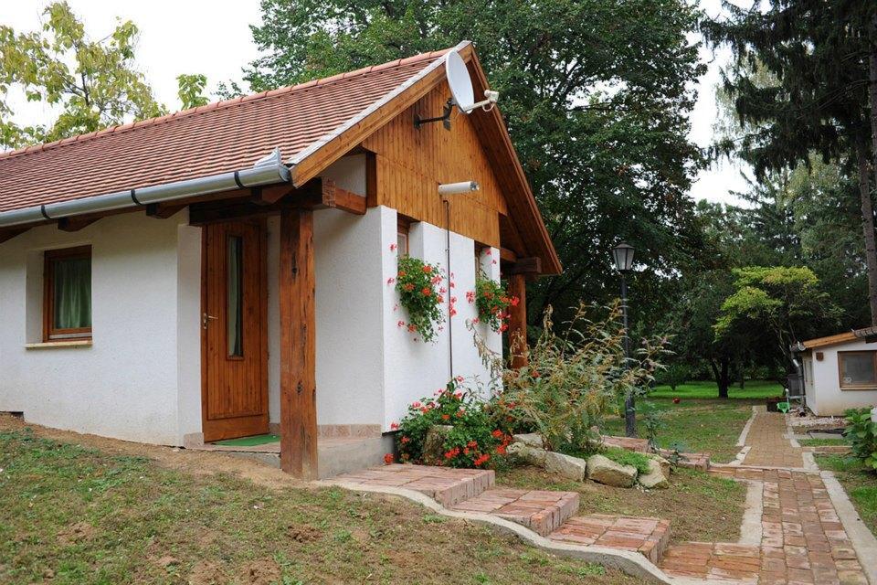 Kastelyszallo Mateszalka Bed & Breakfast Exterior photo
