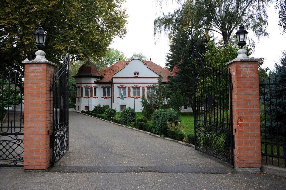 Kastelyszallo Mateszalka Bed & Breakfast Exterior photo